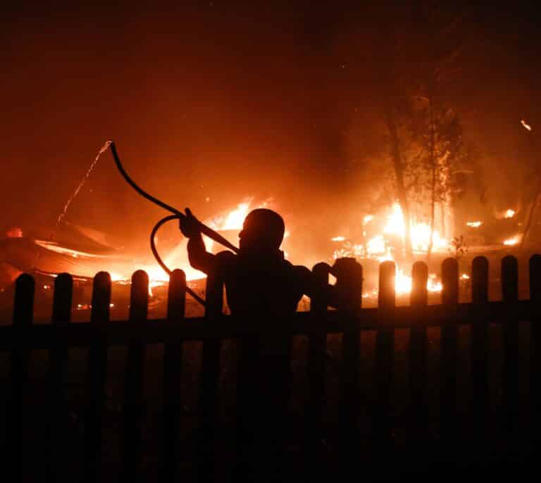 Un incendio en Atenas obliga a evacuar varias zonas de la ciudad