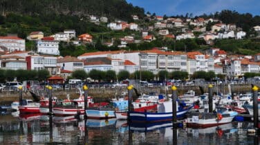 Dos jóvenes muertos y dos heridos al caer su coche al mar en Muros