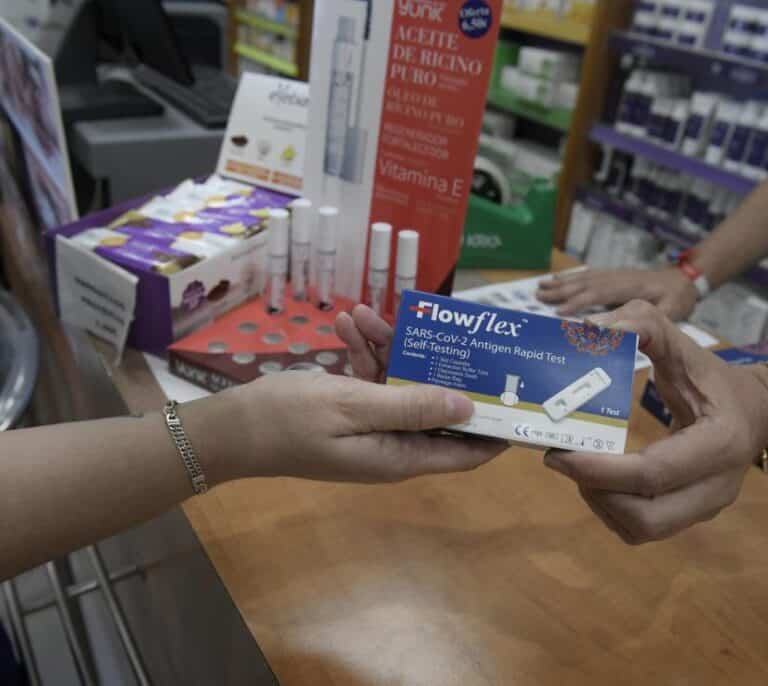 La venta de test de antígenos en farmacias cae un 48,8% desde su aprobación