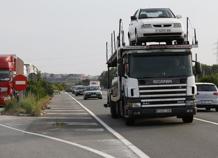 Los camiones no podrán adelantar ni ir a más de 80 kilómetros por hora en la AP-7 los domingos