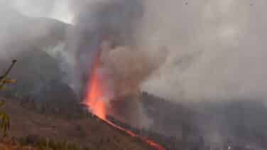 La erupción tiene dos fisuras y ocho bocas por las que sale la lava