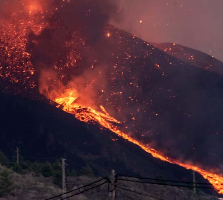 La nueva colada de lava del volcán de La Palma derrumba el campanario de la Iglesia de Todoque