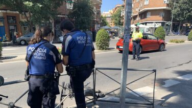 Heridas dos personas que iban en un patinete eléctrico tras chocar contra un autobús