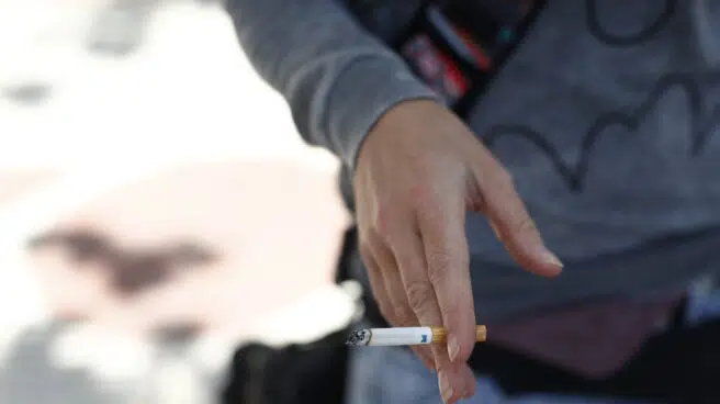 Un nuevo estudio liga el tabaco con un 80% más de riesgo de ingresar por Covid