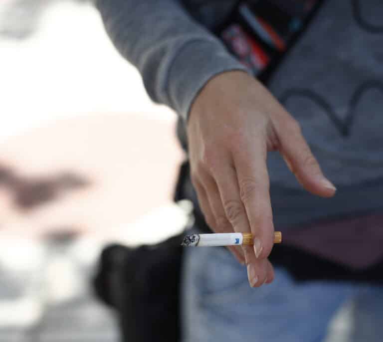 Un nuevo estudio liga el tabaco con un 80% más de riesgo de ingresar por Covid