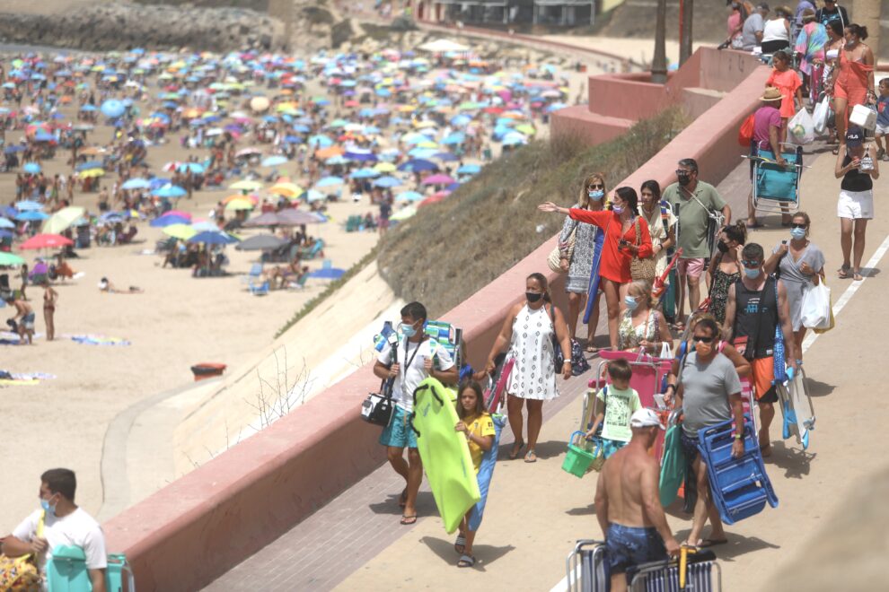 La playa de la Victoria abarrotada de bañistas en el puente del 15 de agosto en Cádiz (Andalucía).