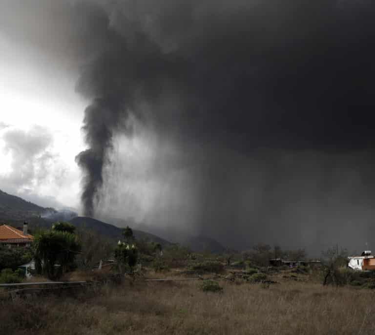 Los gases tóxicos del volcán de Cumbre Vieja podrían llegar el viernes a la Península
