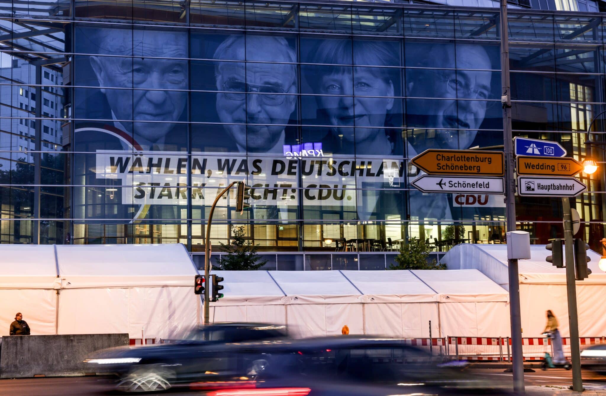 La imagen de Adenauer, Kohl, Merkel y Laschet en la sede de la CDU en Berlín