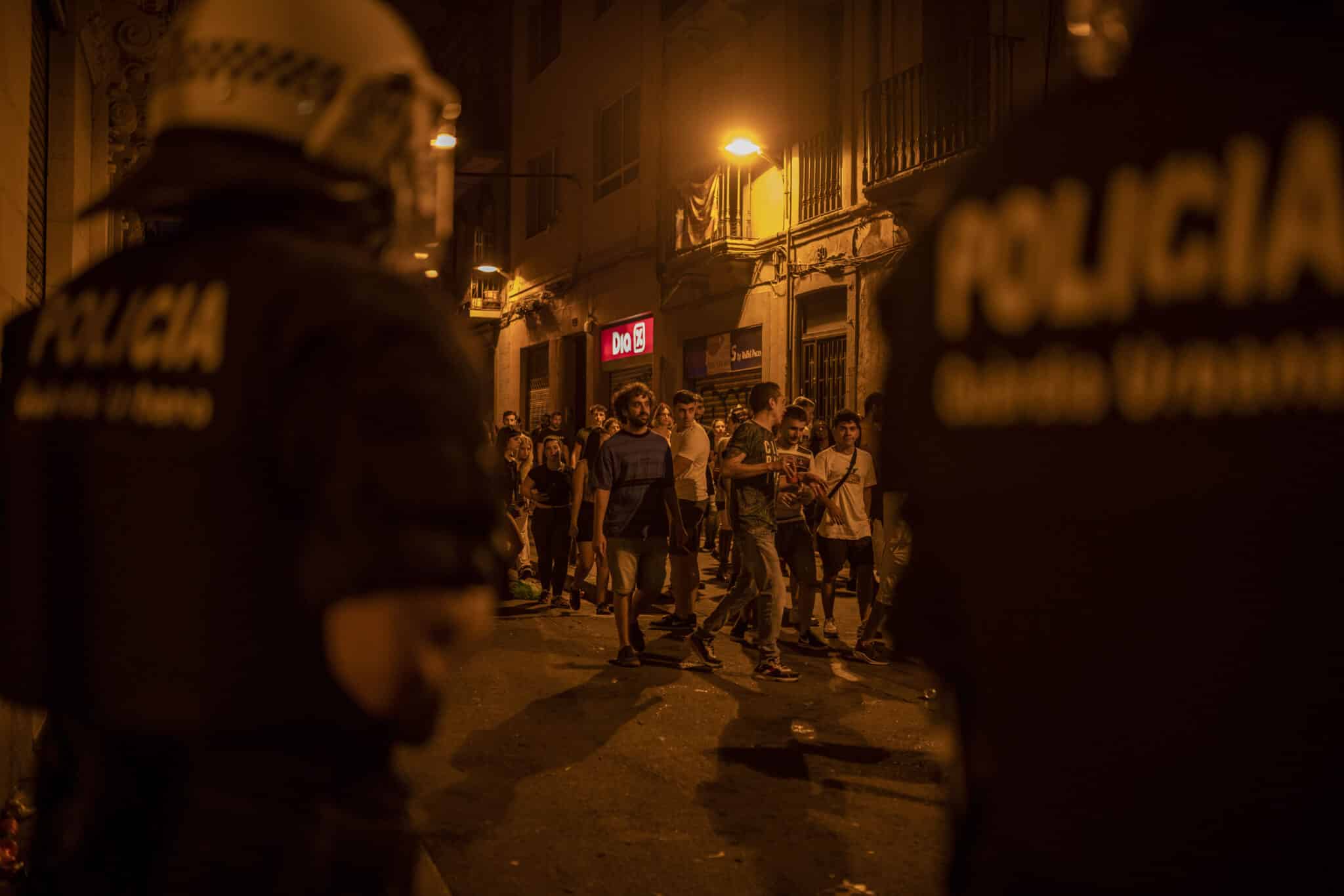 Agentes de la Guardia Urbana de Barcelona vigilando el pasado mes de agosto las calles del barrio de Gracia durante las fiestas.