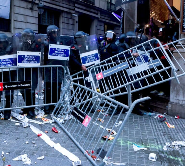 Policías denuncian la pasividad ante el asedio a la Jefatura Superior de Barcelona