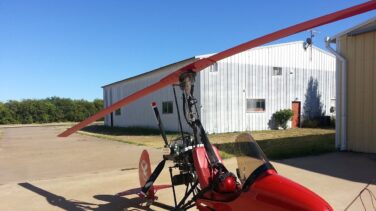 Denuncian al piloto de un autogiro por circular por una carretera de Alicante