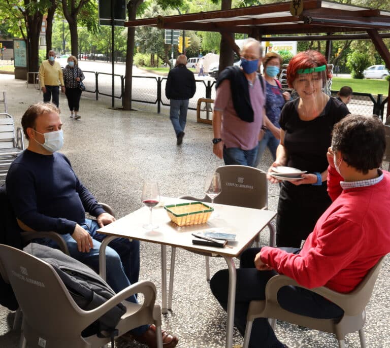 Los bares de Aragón podrán abrir con el horario habitual