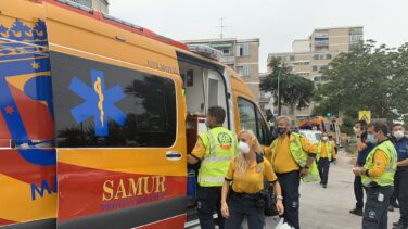 El Samur salva de atragantarse a una bebé encerrada con sus padres en un ascensor