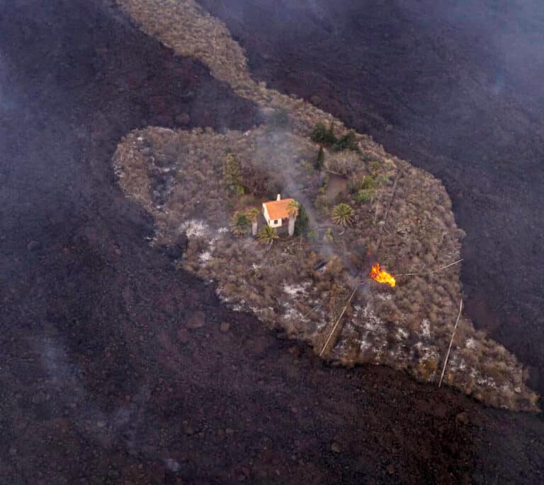 La banca pone en marcha ayudas económicas y moratorias para los afectados por el volcán en La Palma