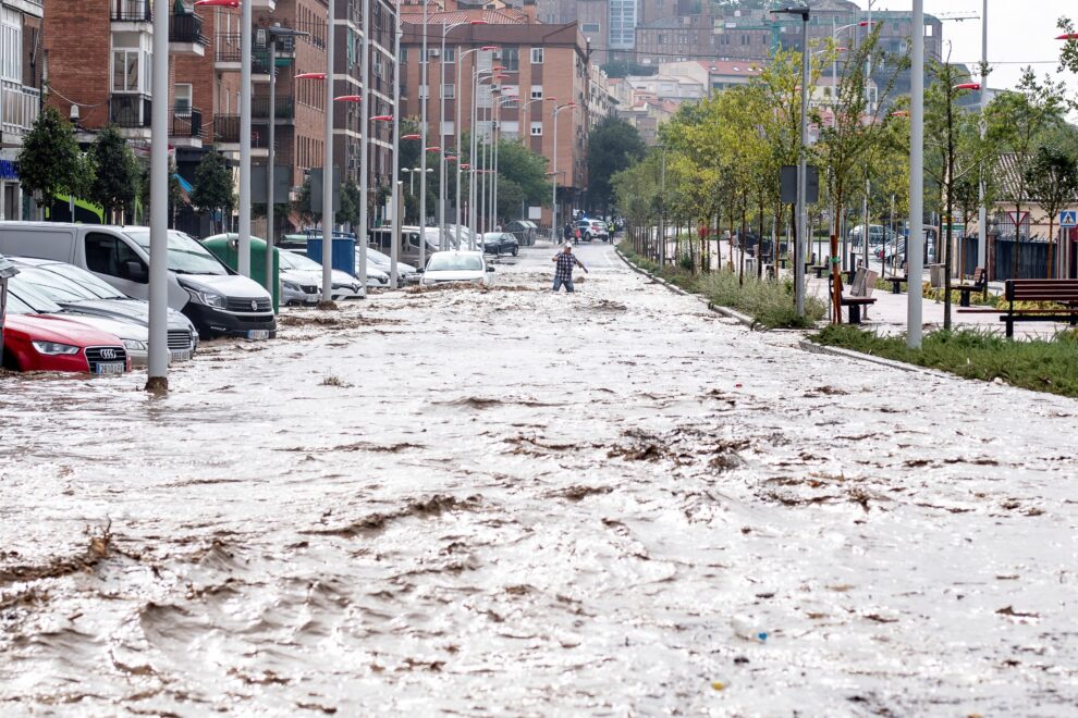 Vista del paseo de La Rosa, este miércoles en Toledo, inundado después de que el arroyo De la Rosa se haya desbordado por las tormentas. EFE/ Ismael Herrero