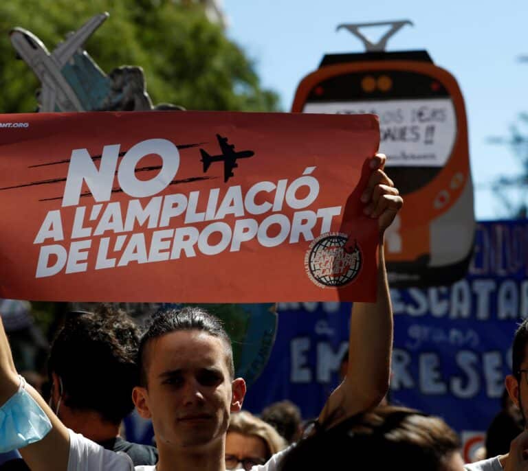 Ir contra la ampliación de El Prat es "defender la vida", según Ada Colau