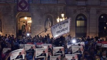 Centenares de personas se concentran en Cataluña en apoyo a Puigdemont