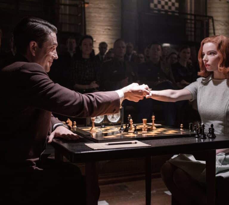 Los Emmy se rinden a Netflix gracias a 'The Crown' y 'Gambito de dama'