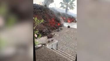 VÍDEO | La lava se adentra en las viviendas de La Palma