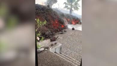 VÍDEO | La lava se adentra en las viviendas de La Palma