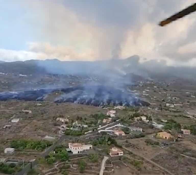 Así desciende la lava en La Palma engullendo casas y cultivos