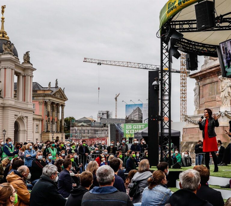 "Votaré a los Verdes por mis nietos con quienes he venido a ver a Baerbock"