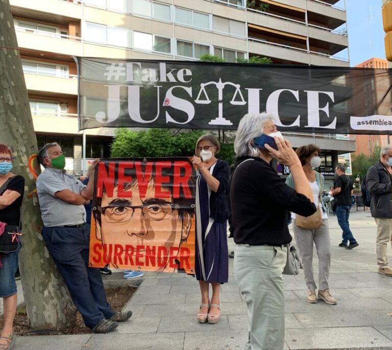 Los Mossos blindan el consulado de Italia en Barcelona frente a las protestas por la detención de Puigdemont