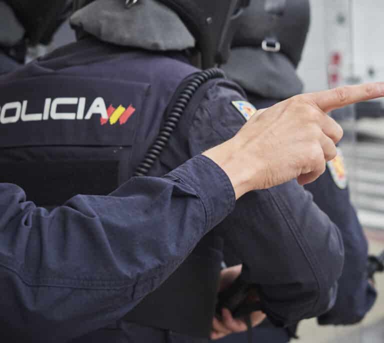 Detienen, tras atrincherarse con un fusil, al hombre buscado por asesinar a su pareja en Elche