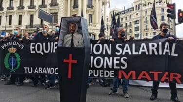 Funcionarios de prisiones piden en la calle que les equiparen el sueldo al del colectivo en Cataluña
