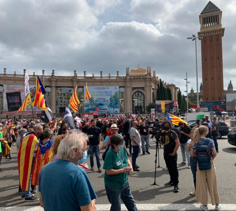 Un centenar de independentistas cortan Plaza España en protesta por la visita de Felipe VI