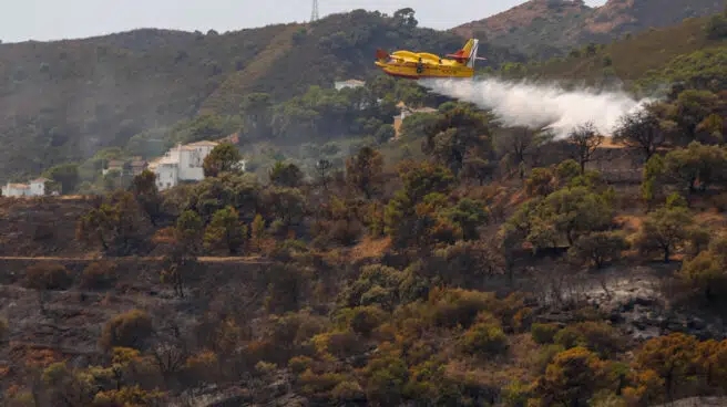 Decretan el desalojo de Jubrique (Málaga) por el incendio forestal en Sierra Bermeja