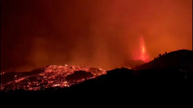 Las espectaculares imágenes nocturnas del volcán grabadas por la Guardia Civil