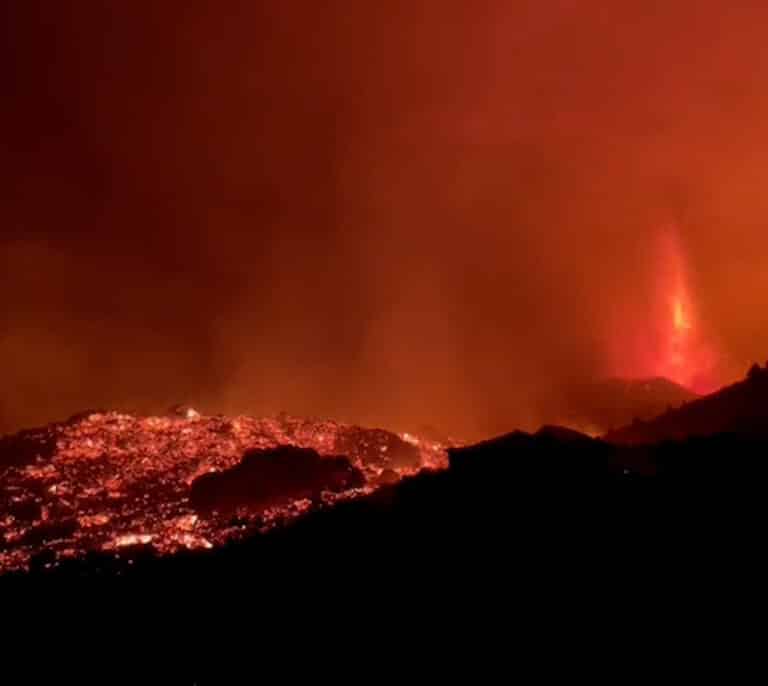 Las espectaculares imágenes nocturnas del volcán grabadas por la Guardia Civil