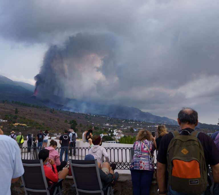 Turismo en medio de la tragedia de La Palma: "O lo ves ahora o nunca"