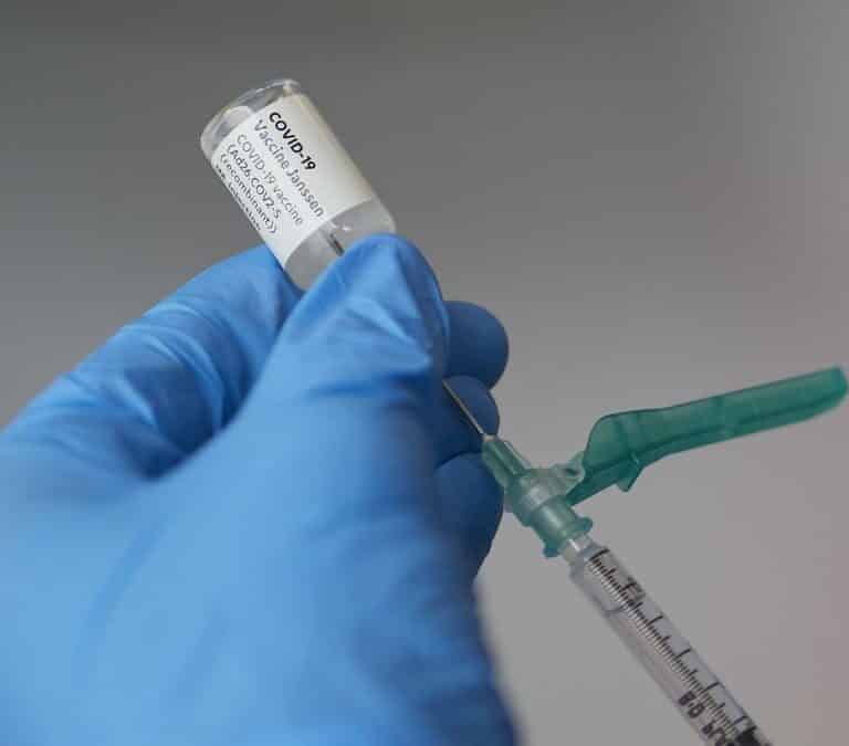 Un estudio apunta que los niveles de anticuerpos son mayores en personas que recibieron la vacuna por la tarde