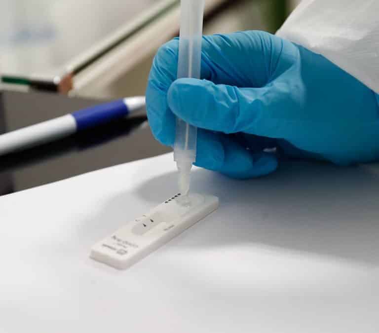 Madrid regalará un test de antígenos en farmacias para la Navidad