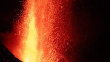 La violenta actividad del volcán de La Palma provoca chorros de lava de 600 metros de altura