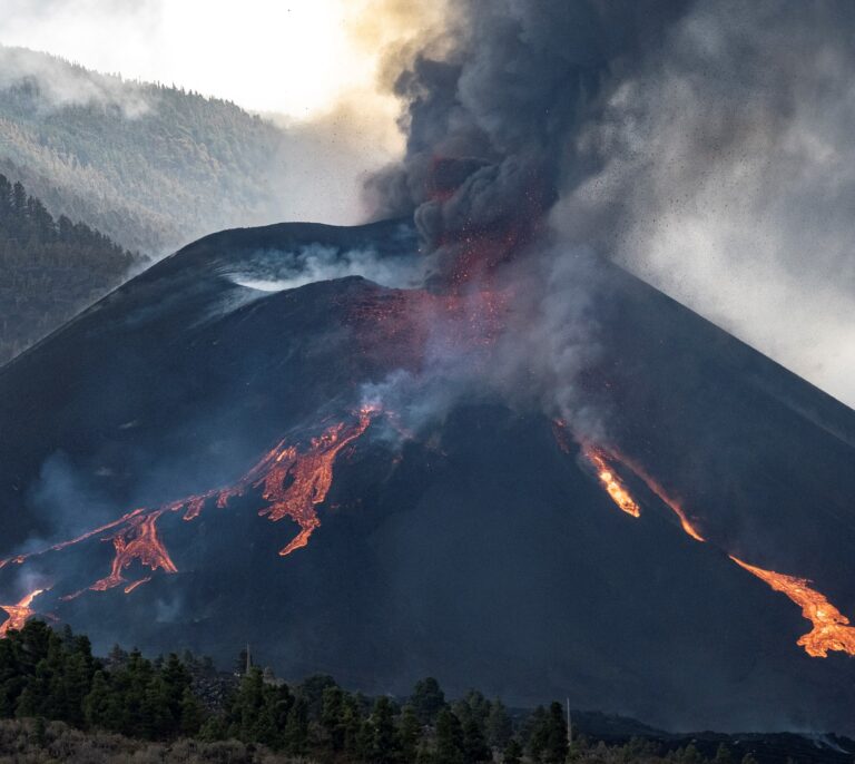 Las dos erupciones del Etna en las que se bombardeó la lava para dirigir las coladas