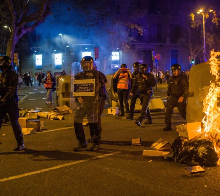 Cuatro detenidos y tres Mossos heridos leves en la manifestación por el 1-O en Barcelona