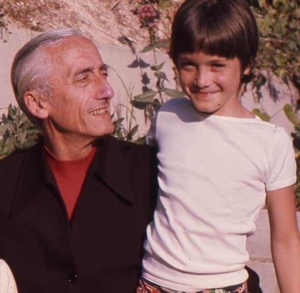Fabien Cousteau, junto a su abuelo, Jacques Cousteau, en una imagen de su infancia