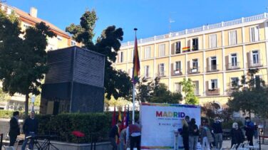 La polémica por la bandera LGTBI "permanente" de Chueca que ha durado un día