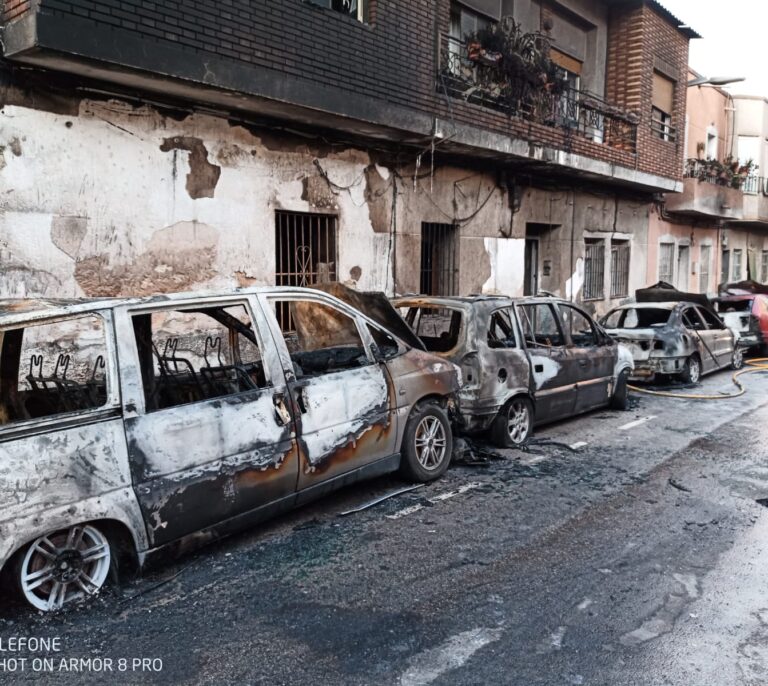 Un hombre quema su casa y siete coches en Molina de Segura (Murcia)