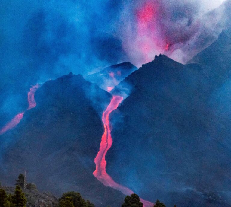 La nueva colada de lava lleva bloques de roca del tamaño de un edificio de tres pisos