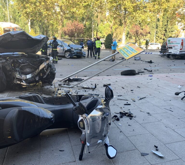 Accidente múltiple en la calle de General Perón (Madrid)