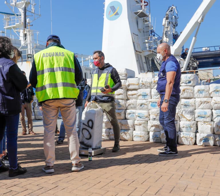 A la caza de la cocaína del 'Goldwasser': narcos en Galicia, capos en la Costa del Sol y un abordaje entre olas de nueve metros