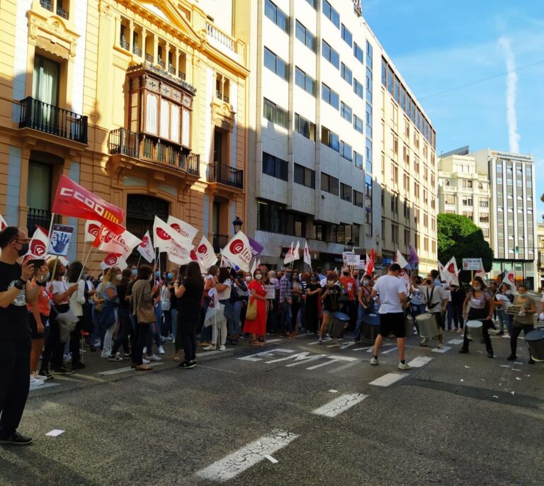 Los empleados de Banco Sabadell se manifiestan contra el ERE