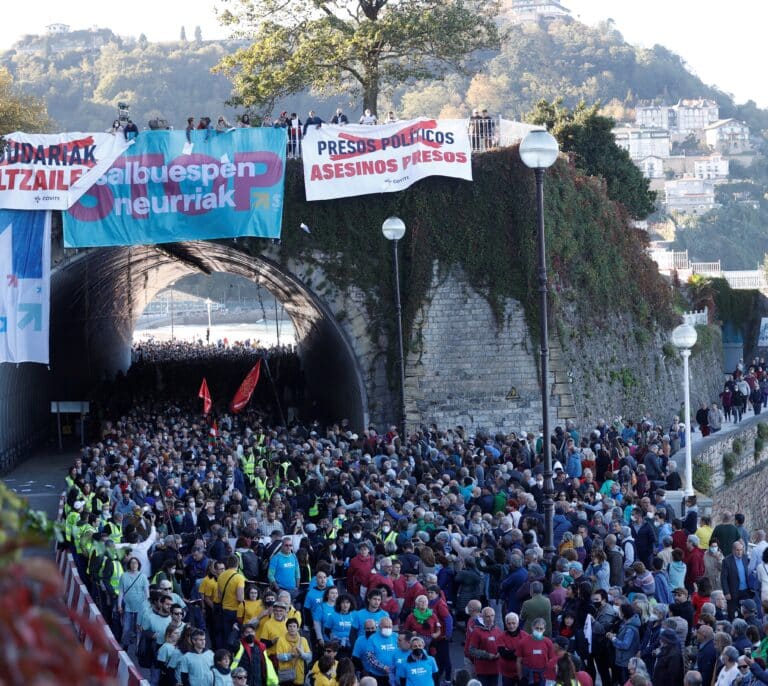 Vídeo | Covite despliega pancartas al paso de la manifestación a favor de los etarras: "Asesinos presos"