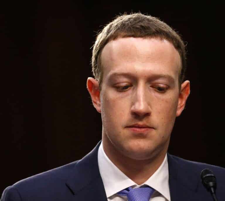 Zuckerberg pierde 5.260 millones de euros tras la caída de Whatsapp, Facebook e Instagram