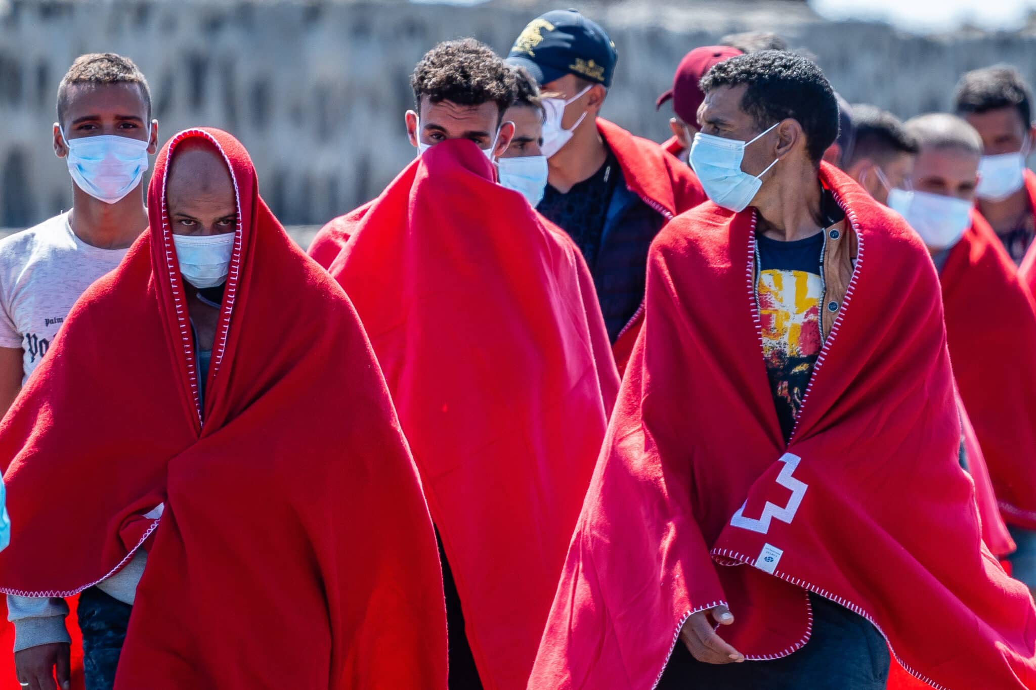 Migrantes magrebíes, atendidos por la Cruz Roja tras desembarcar en un puerto español.