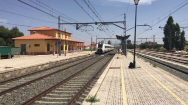 Un tren que une Valencia y Albacete se detiene en Almansa tras arrollar a una persona